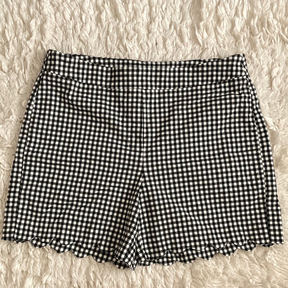 - Size 16 stretch gingham shorts.